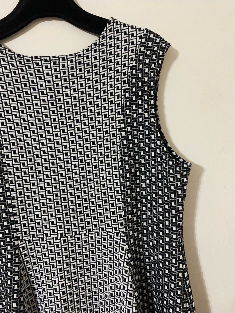 Lane Bryant Black and White Patterned V‑Neck Fit & Flare Dress Size 18/20 - Picture 5 of 8